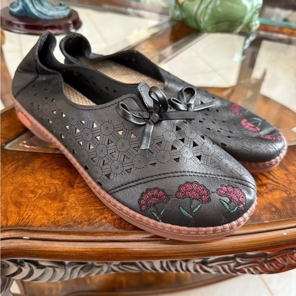 Shoes - Sports Embroidered Shoes Size 41